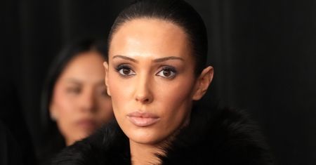 Bianca Censori do złudzenia przypominająca Kim Kardashian pozuje zamknięta w dmuchanej kuli. Znów pokusiła się o SKĄPE ODZIENIE