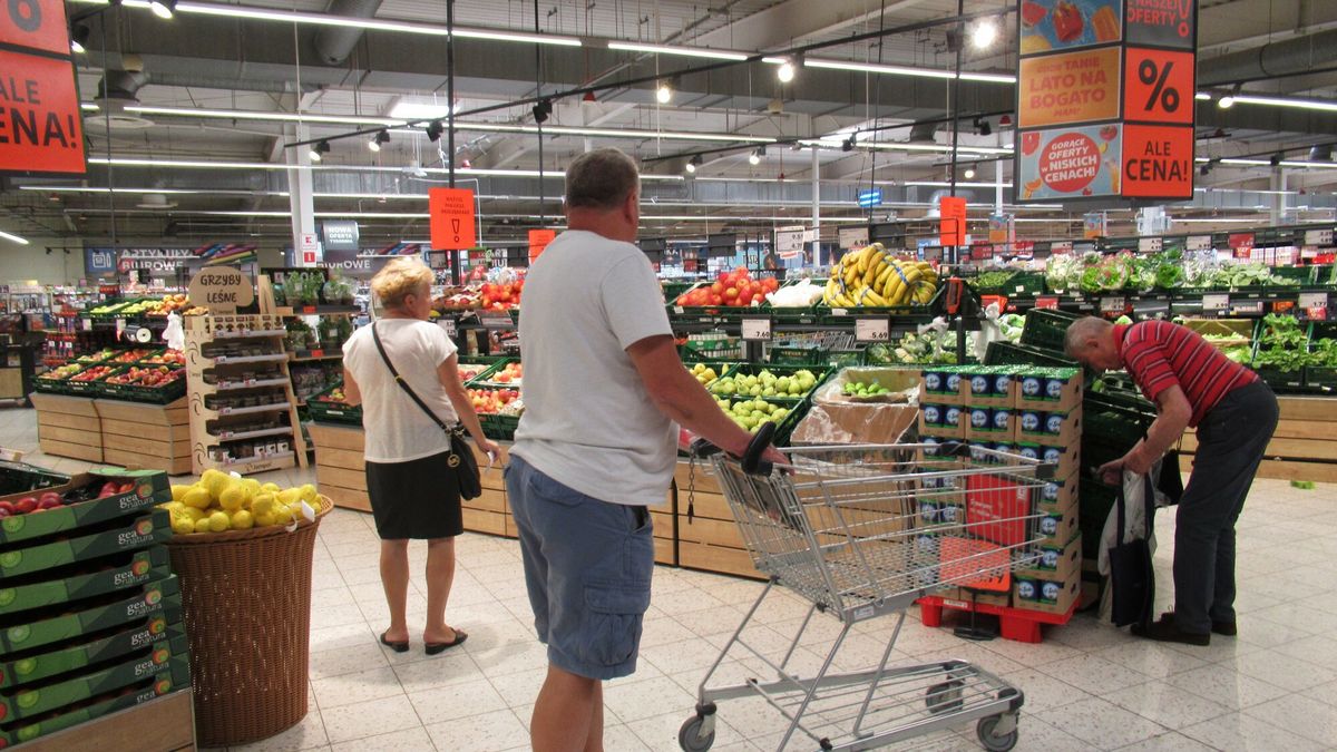 Stock MaBaPHOTO: ZOFIA I MAREK BAZAK / EAST NEWS Warszawa N/z zakupy w hiperrmarkecie Kaufland - stoisko z owocami i warzywamiMAREK BAZAK