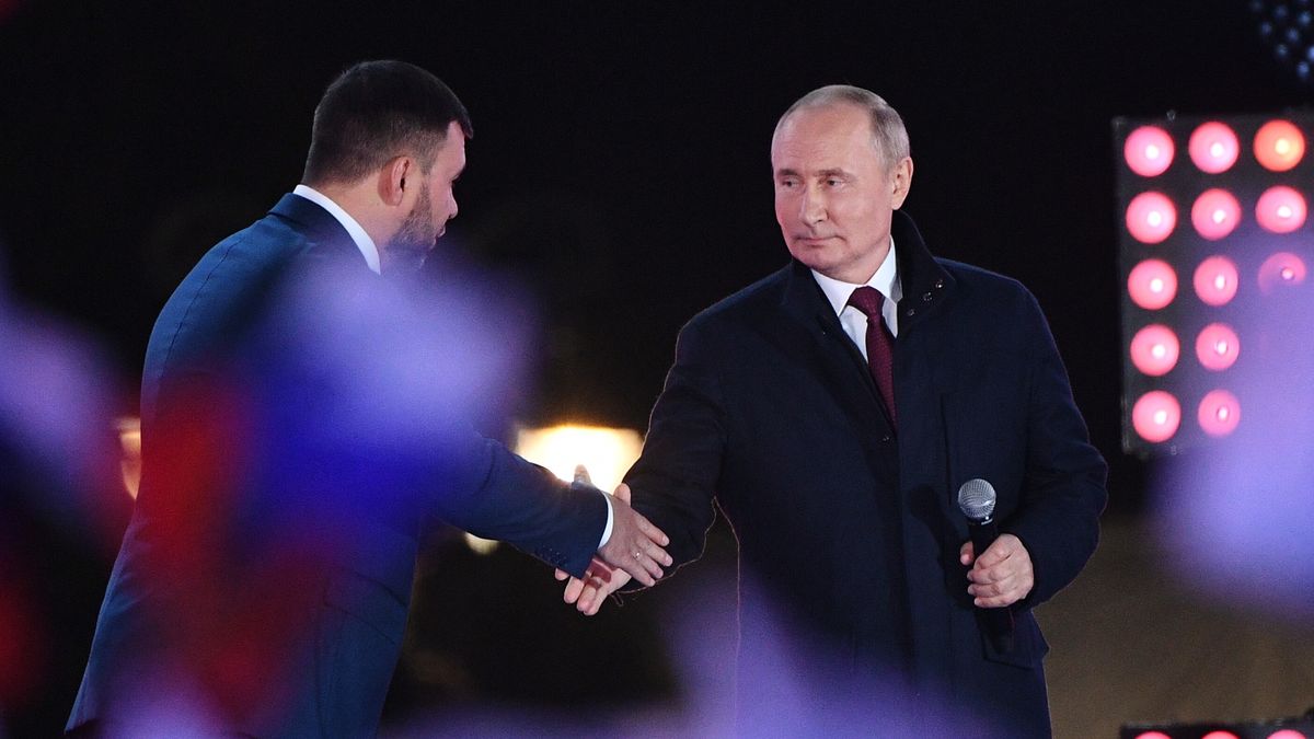 Russian President Vladimir Putin (R) shakes hands with DPR head Denis Pushilin during a concert to celebrate after a ceremony to sign treaties on new territories' accession to Russia on the Red Square in Moscow, Russia, 30 September 2022. President Putin has declared there are four new regions of Russia, as he announced the formal annexation of the Kherson, Zaporizhzhia, Donetsk and Luhansk regions of Ukraine. From 23 to 27 September, residents of the self-proclaimed Luhansk and Donetsk People's Republics as well as the Russian-controlled areas of the Kherson and Zaporizhzhia regions of Ukraine voted in a so-called 'referendum' to join the Russian Federation. EPA/MAKSIM BLINOV/SPUTNIK/KREMLIN POOL MANDATORY CREDIT Dostawca: PAP/EPA.