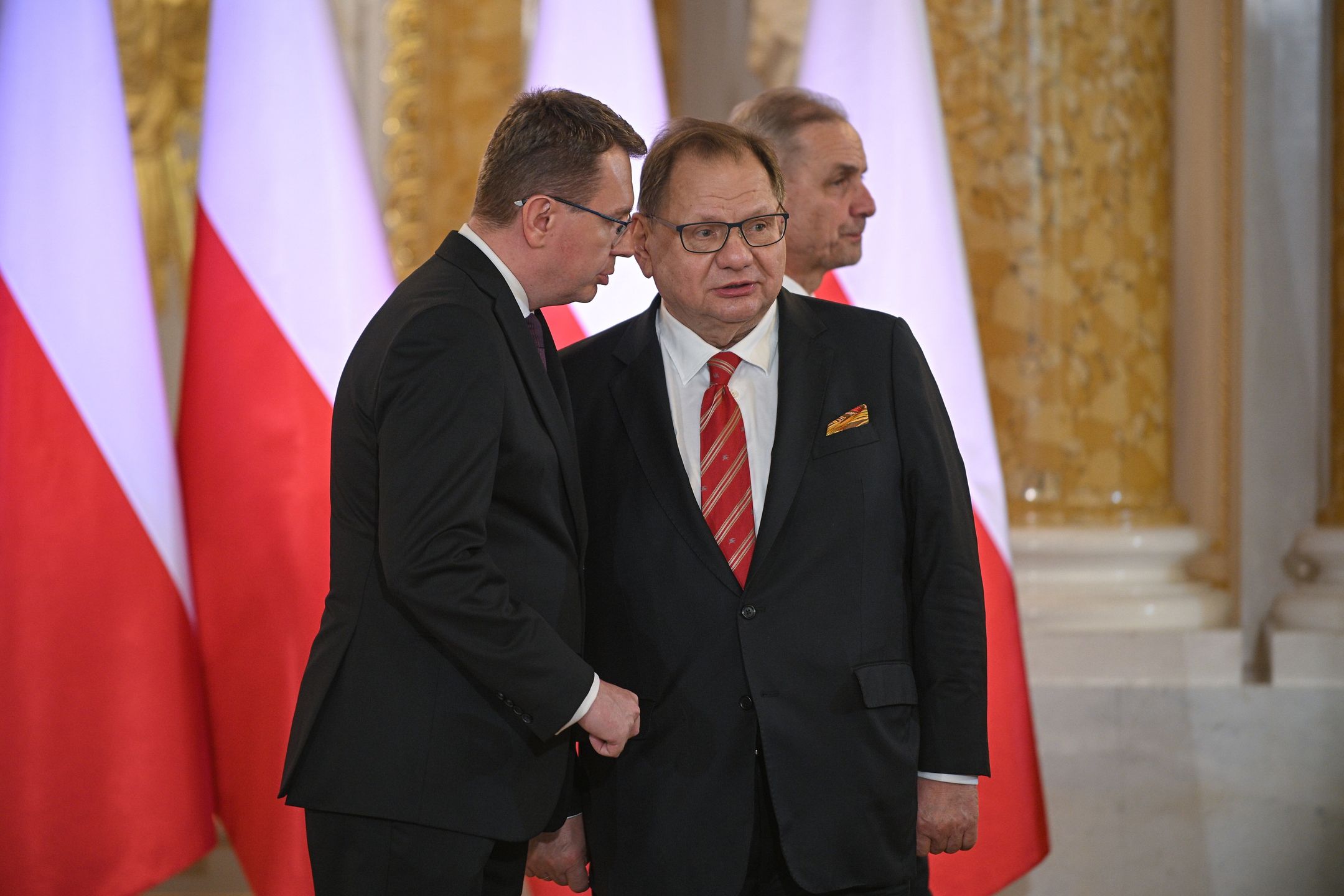 Warszawa, 11.06.2025. Członek PKW Ryszard Kalisz (C) podczas uroczystości wręczenia prezydentowi RP uchwały PKW ws. stwierdzenia wyniku wyborów prezydenckich, 11 bm. na Zamku Królewskim w Warszawie. W drugiej turze wyborów prezydenckich zwycięzcą został popierany przez PiS Karol Nawrocki, uzyskując 50,89 proc. głosów. Kandydat KO Rafał Trzaskowski zdobył 49,11 proc. poparcia. (ad) PAP/Marcin Obara