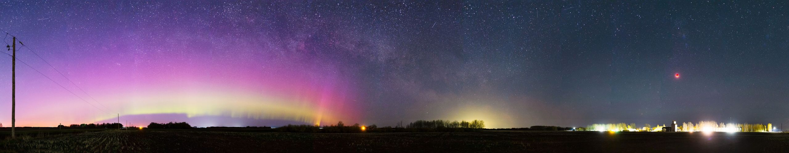 Fotograf polował na zorzę polarną. Uchwycił trzy zjawiska za jednym zamachem 2