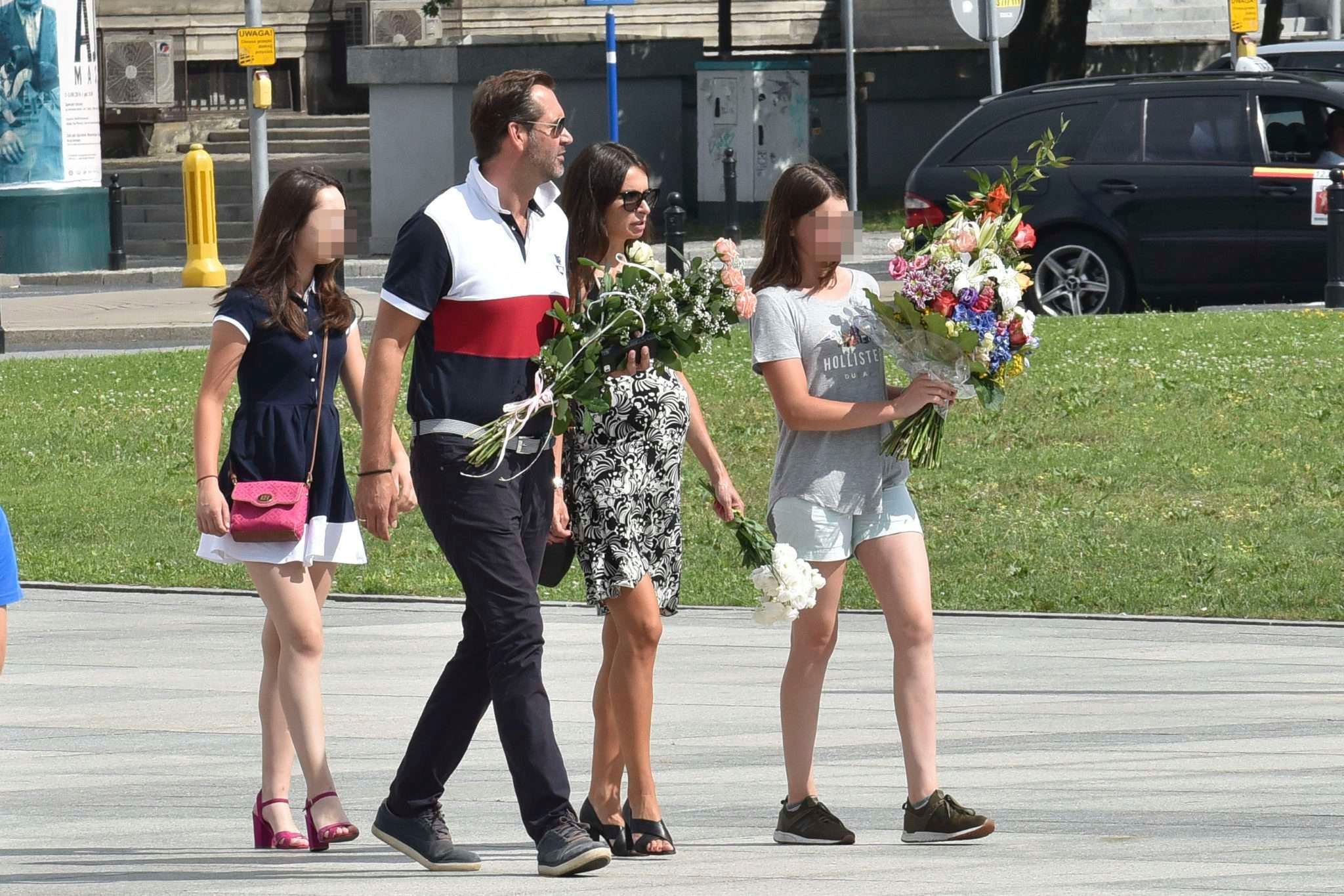 Marta Kaczyńska z mężem i córkami złożyła kwiaty przy pomniku ofiar katastrofy smoleńskiej