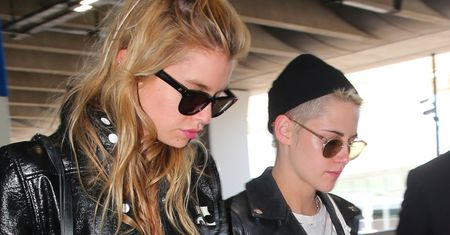 Kristen Stewart trzyma swoją dziewczynę za rękę na lotnisku. Poznajecie? (ZDJĘCIA)