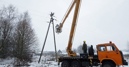 Podlaskie: Tysiące gospodarstw wciąż bez prądu, trwają naprawy w całym regionie
