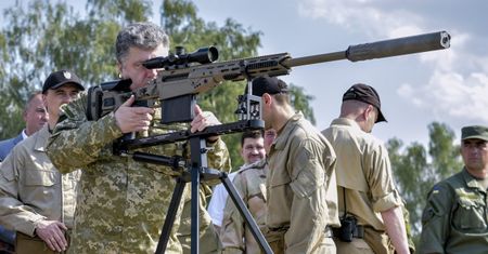 Wojna na Ukrainie. Petro Poroszenko zdradza nową taktykę, Ukraina dozbraja się