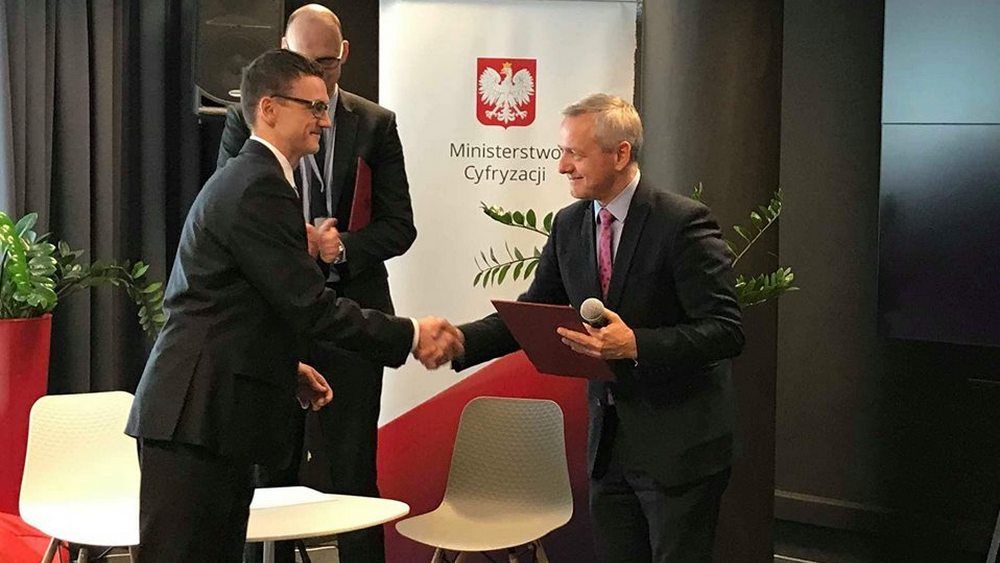 Minister Marek Zagórski wręcza tekę sekretarza stanu Karolowi Okoniowi.