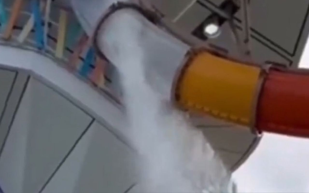 Rura zjeżdżalni pękła, w środku był mężczyzna. Dramat na statku