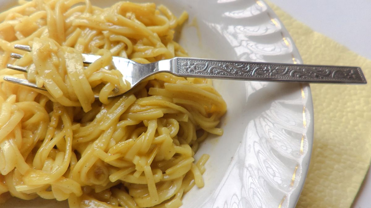 Ugotowany makaron jajeczny z dodatkiem soli (wzbogacony)