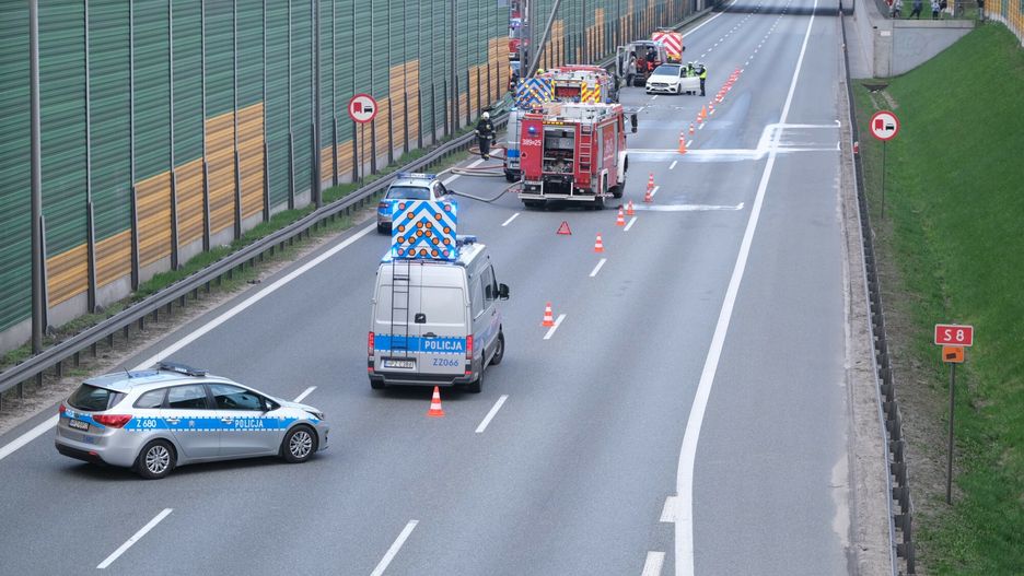 Trasa S8. Zderzenie dwóch samochodów osobowych i busa / zdjęcie ilustracyjne