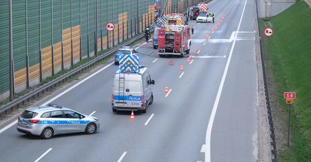 Trasa S8. Zderzenie dwóch samochodów osobowych i busa. Występują utrudnienia