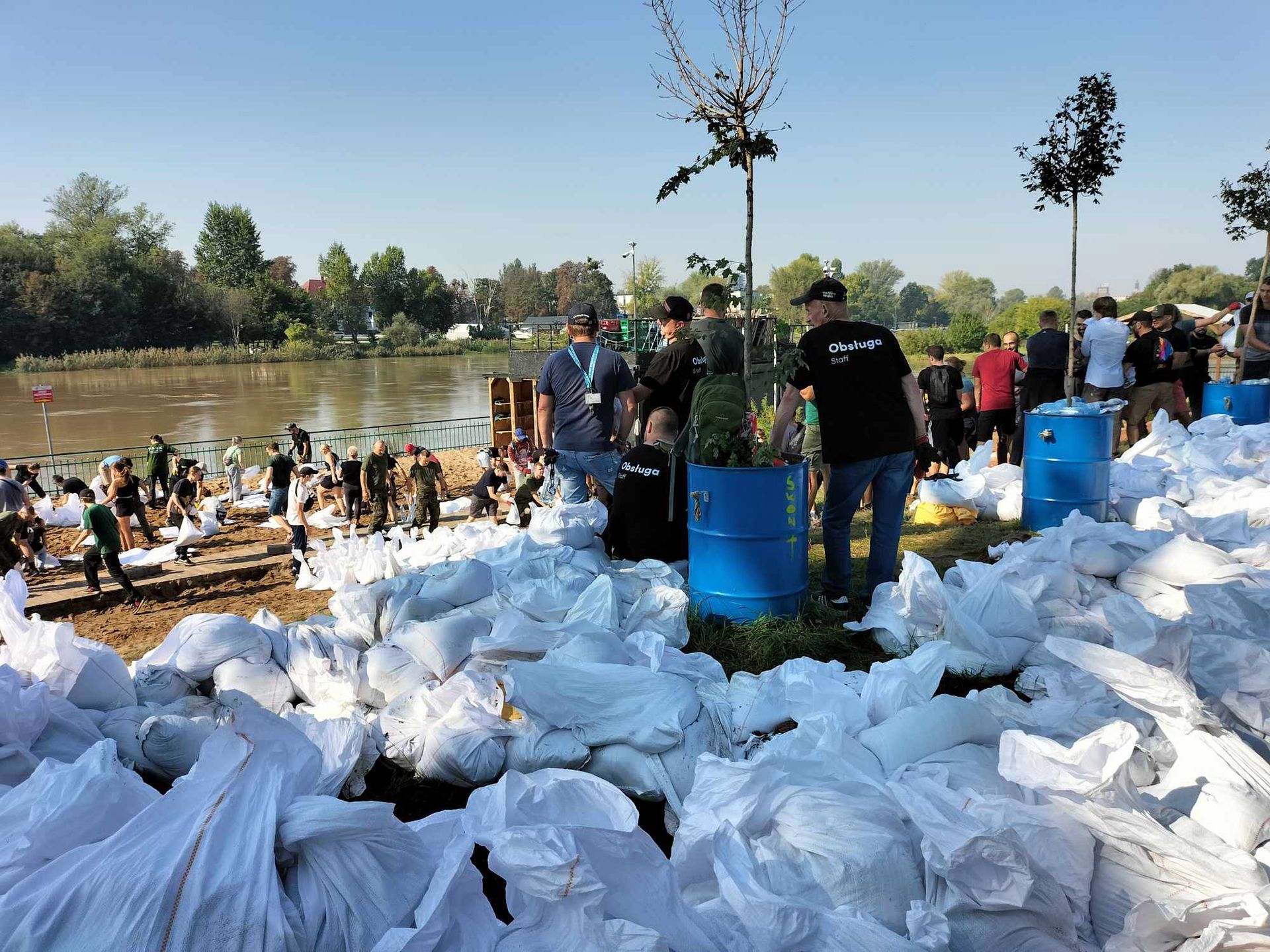 Ładowanie worków i umacnianie brzegu Odry od strony ZOO