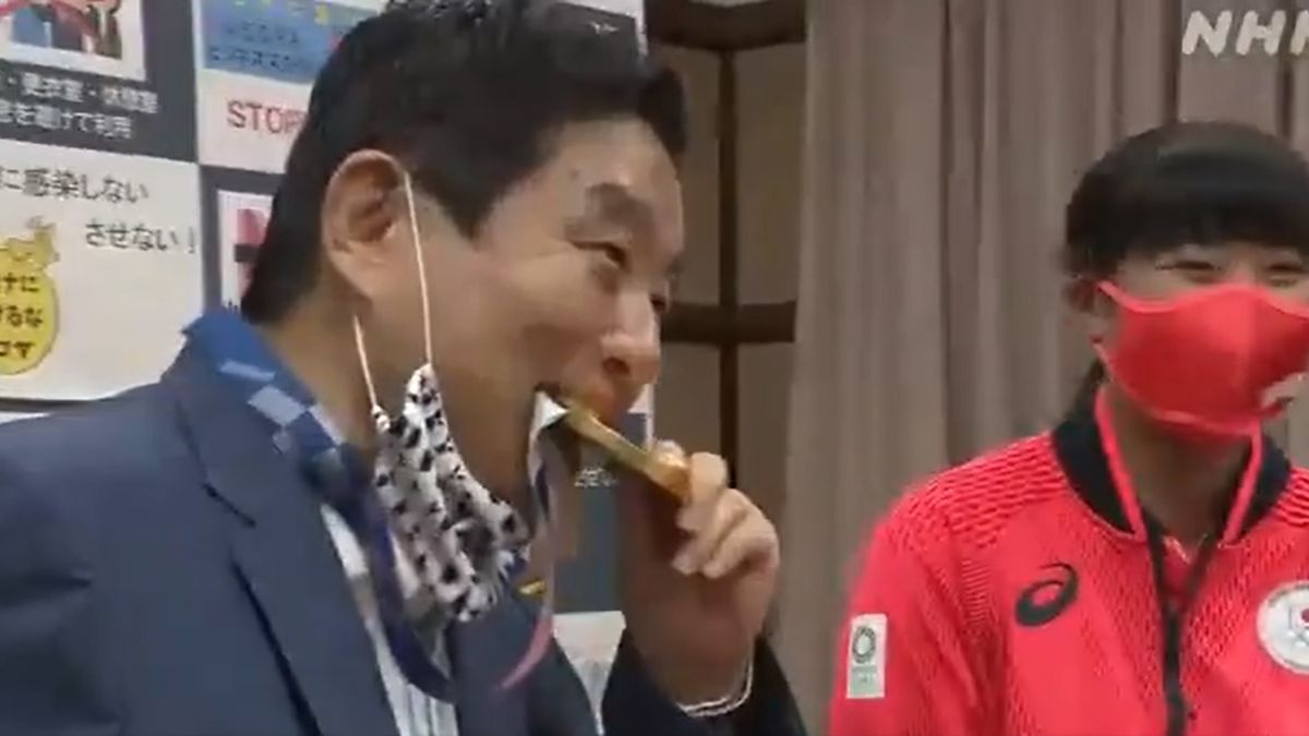 Twitter / Takashi Kawamura gryzie medal