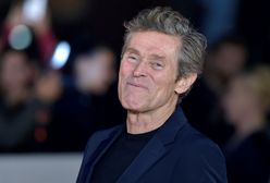 Willem Dafoe na czerwonym dywanie z żoną. Włoszka zachwyciła fryzurą i tatuażami