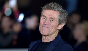 Willem Dafoe na czerwonym dywanie z żoną. Włoszka zachwyciła fryzurą i tatuażami