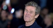 Willem Dafoe na czerwonym dywanie z żoną. Włoszka zachwyciła fryzurą i tatuażami