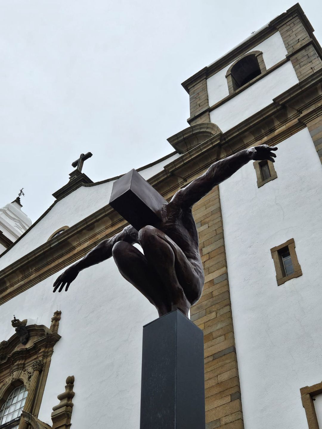 Rzeźby wokół kościoła na rynku robią ogromne wrażenie