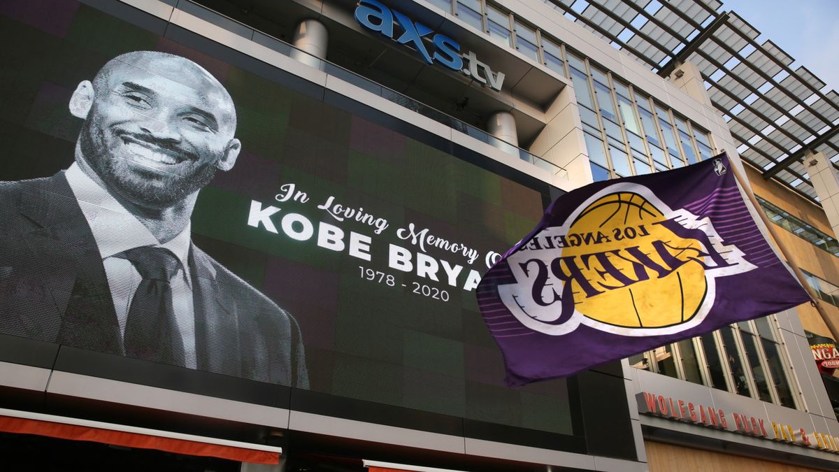 Banner informujący o śmierci Kobe'ego Bryanta