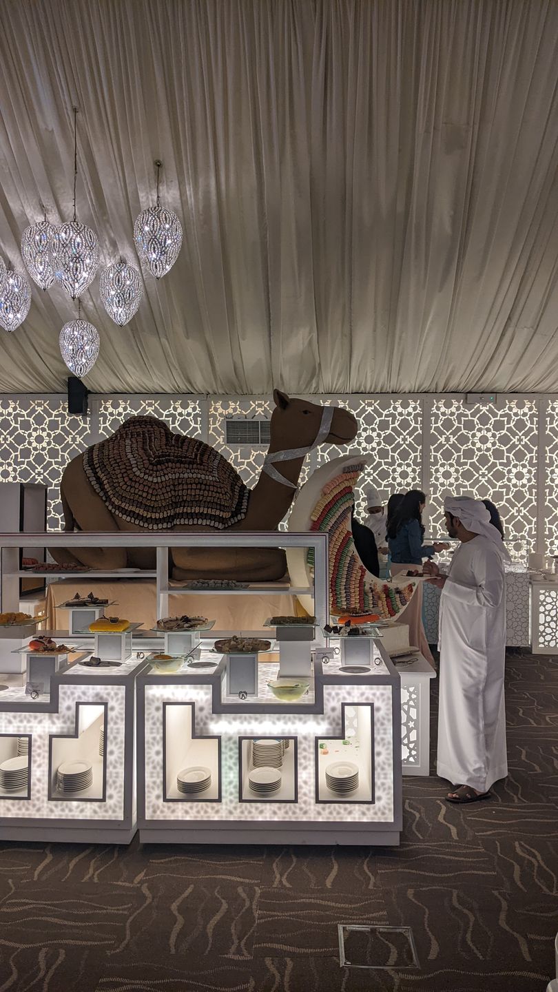 Nie sposób oderwać wzroku od stołów ze słodyczami podczas iftar