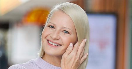 Odziana w bikini Małgorzata Kożuchowska ładuje baterie nad basenem i w towarzystwie 10-letniego syna. "Figura obłęd"
