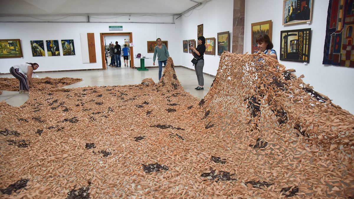 Wolontariusze tkający siatkę maskującą we Lwowie.