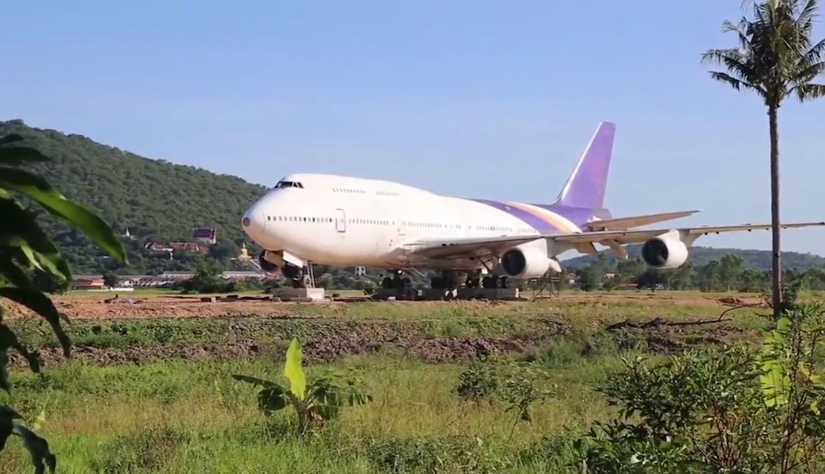 Samolot na środku pola. Mieszkańcy tajskiej wioski przecierali oczy ze zdumienia