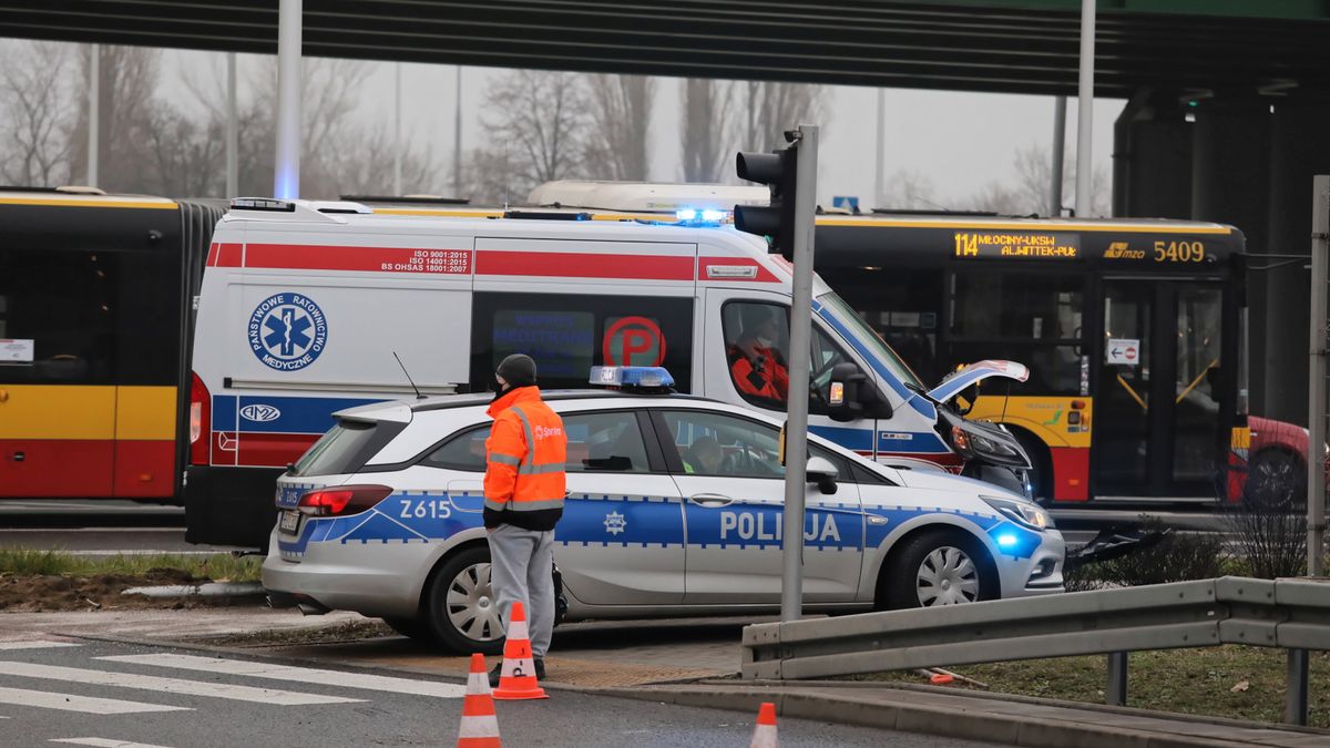 Zdjęcie okładkowe artykułu: PAP / Tomasz Gzell / W Warszawie pijany kierowca samochodu doprowadził do kolizji z autobusem