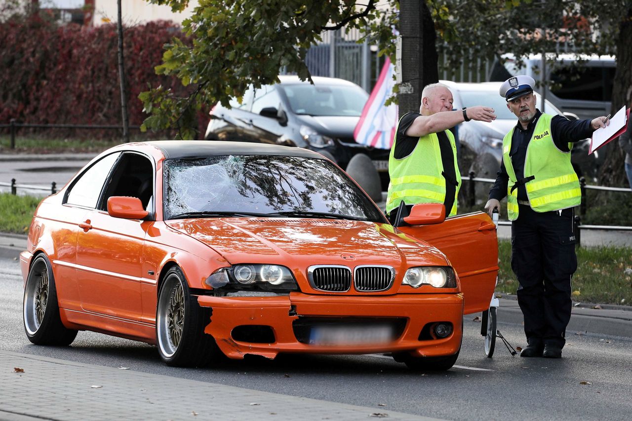 Śmiertelne potrącenie w Warszawie. Kierowca jechał pomarańczowym BMW