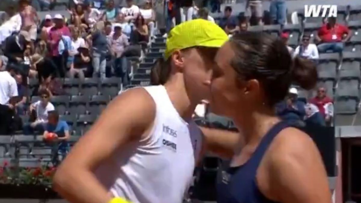 Twitter / x.com/WTA / Na zdjęciu: Iga Świątek i Elisabetta Cocciaretto