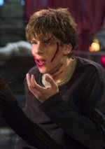 Tchórzliwy Jesse Eisenberg kontra zombie