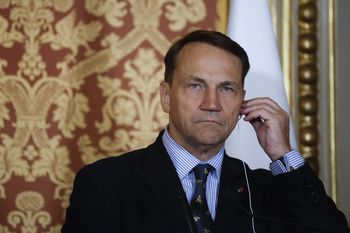 "Finansuje machinę wojenną Putina". Sikorski o ropie płynącej do Indii
