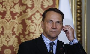 "Finansuje machinę wojenną Putina". Sikorski o ropie płynącej do Indii