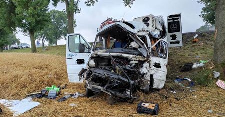 Osobówka zderzyła się z busem pasażerskim. Nie żyją dwie osoby. Kierowca scanii poszukiwany