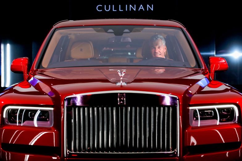 Torsten Müller-Ötvös za kierownicą Rolls-Royce'a Cullinana, najlepiej sprzedającego się modelu luksusowej marki