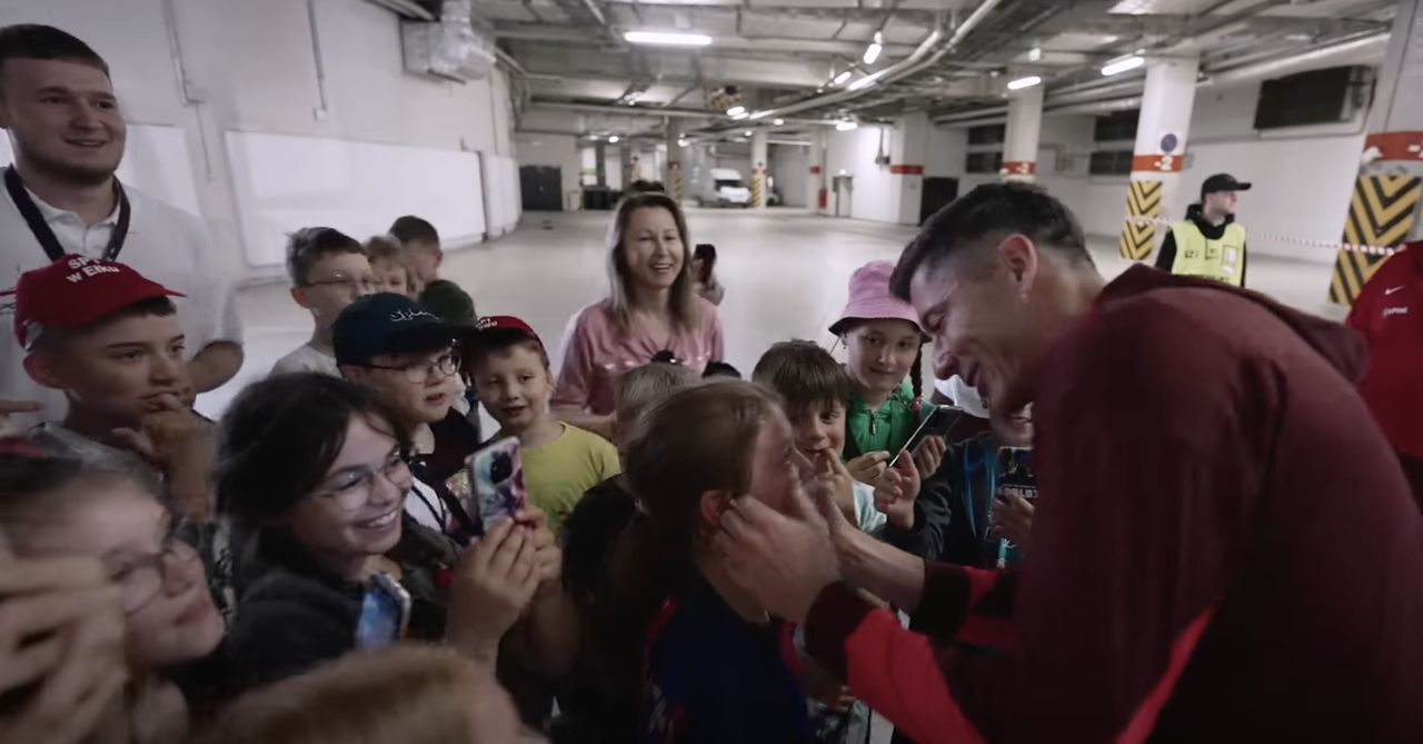 Robert Lewandowski spotkał się z najmłodszymi fanami