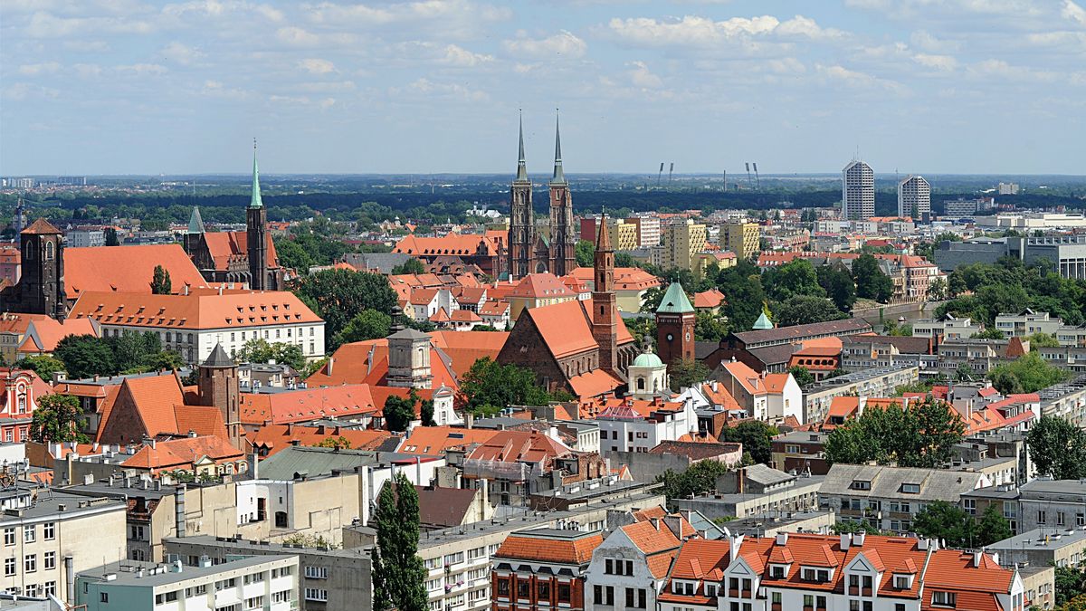 Zarówno polscy, jak i zagraniczni turyści uwielbiają Wrocław, w którym nie brakuje różnej klasy hoteli 