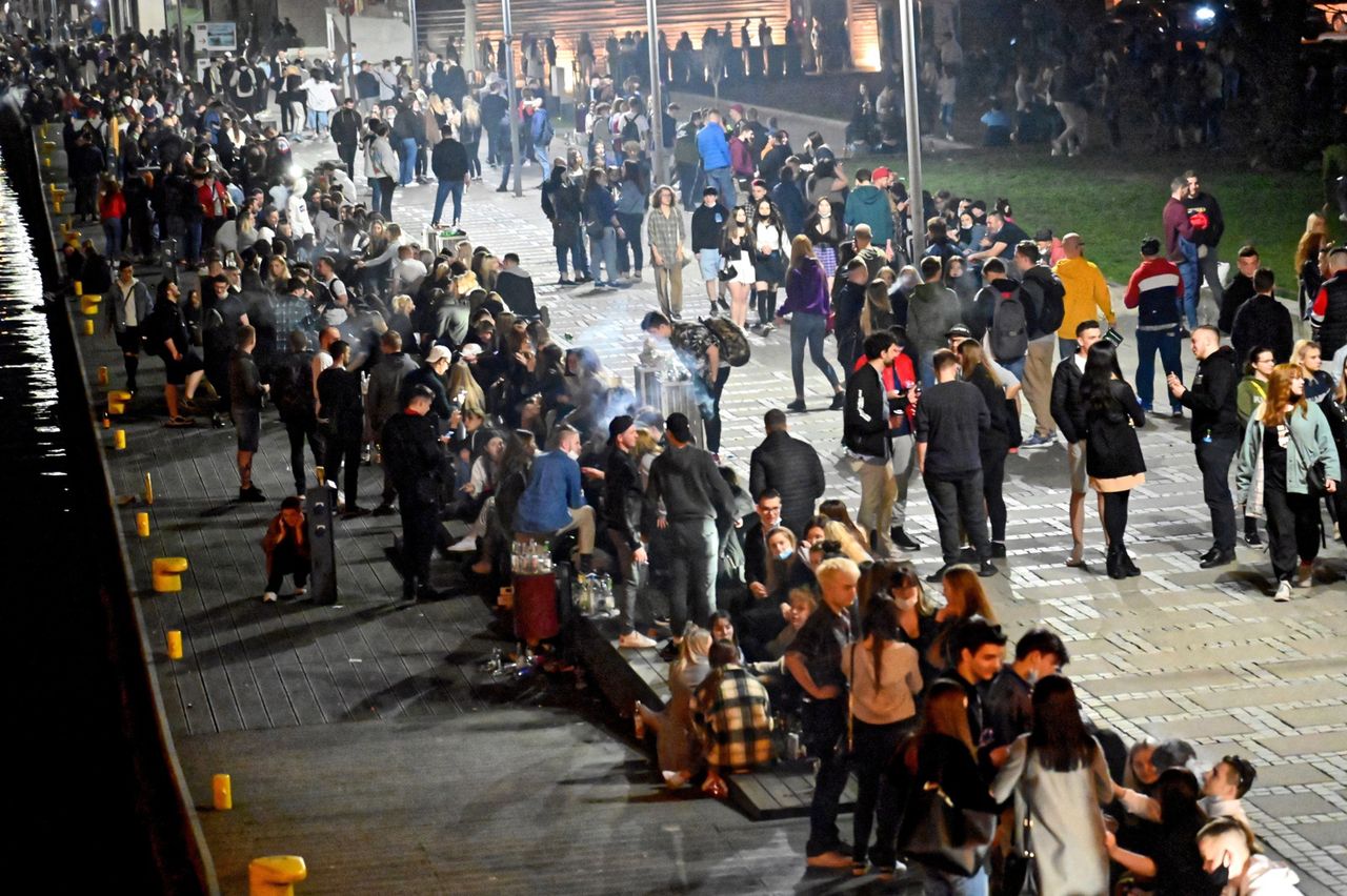 Koronawirus. Tłumy na bulwarach i plażach. Bez maseczek