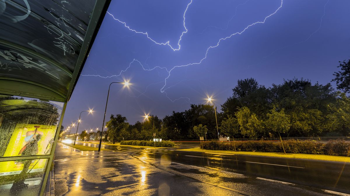 burza nad Poznaniem
Pozna�, 12.08.2017. Przechodz�ca nad Poznaniem burza widziana z wiaty przystankowej przy ul. Pi�sudkiego, 11 bm. wieczorem. (zuz) PAP/�ukasz Ogrodowczyk ***Zdj�cie do depeszy PAP pt. Wielkopolskie/ Ponad 2,5 tys. zg�osze� do PSP po nawa�nicach w regionie***
�ukasz Ogrodowczyk
b�yskawica, b�yskawice, burza, deszcz, miasto, nawa�nica, opady, piorun, pioruny, pogoda, przystanek, ulica, wy�adowanie atmosferyczne