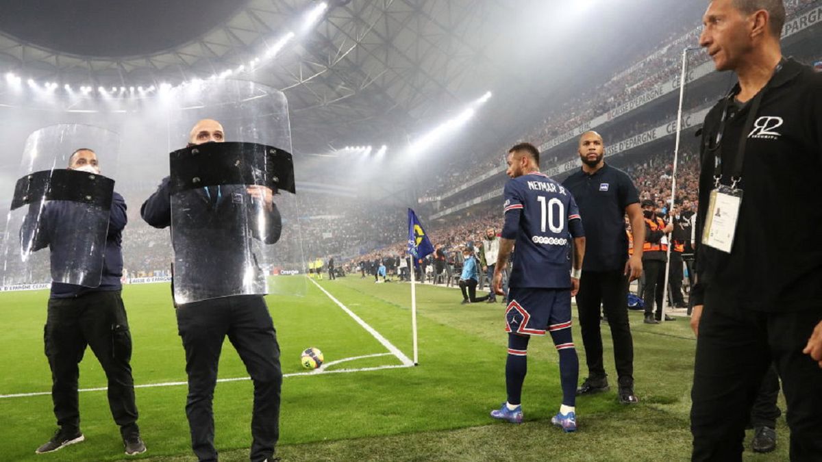 Neymar wykonujący rzut rożny na stadionie w Marsylii