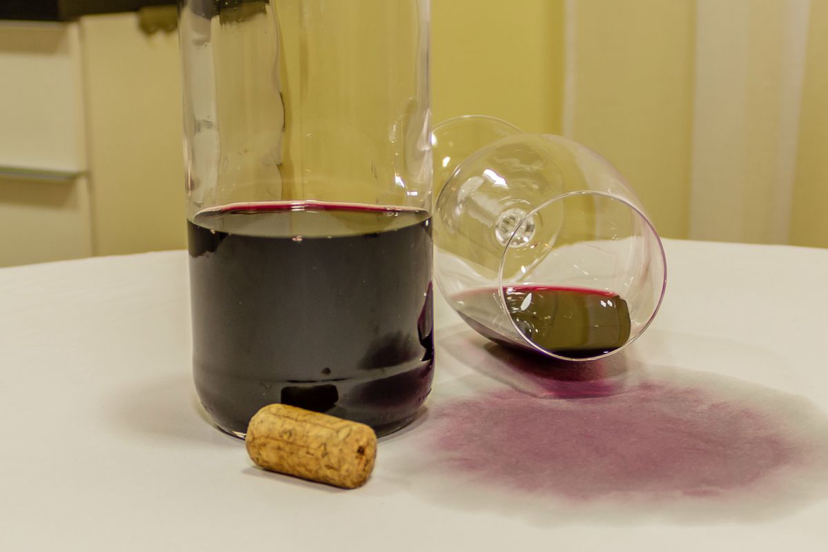 Jak usunąć plamę z czerwonego wina?  Zabezpiecz się przed świętami