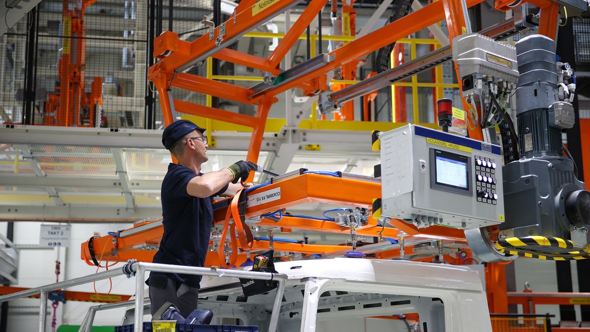 otwarcie nowych hal produkcyjnych
Niepo�omice (woj. ma�opolskie), 16.05.2023. Otwarcie nowych hal produkcyjnych w MAN Trucks w Niepo�omicach, 16 bm. (�g/ibor) PAP/�ukasz G�gulski
�ukasz G�gulski
aut, auta, auto, ci�arowe, ci�arowych, ci�ar�wek, ci�ar�wka, ci�ar�wki, fabryka, hal produkcyjnych, hala, hale produkcyjne, MAN Trucks, maszyny, otwarcia, otwarcie, pracownicy, pracownik, produkcja, produkcyjna, samochod�w, samochody, samoch�d, sprz�t