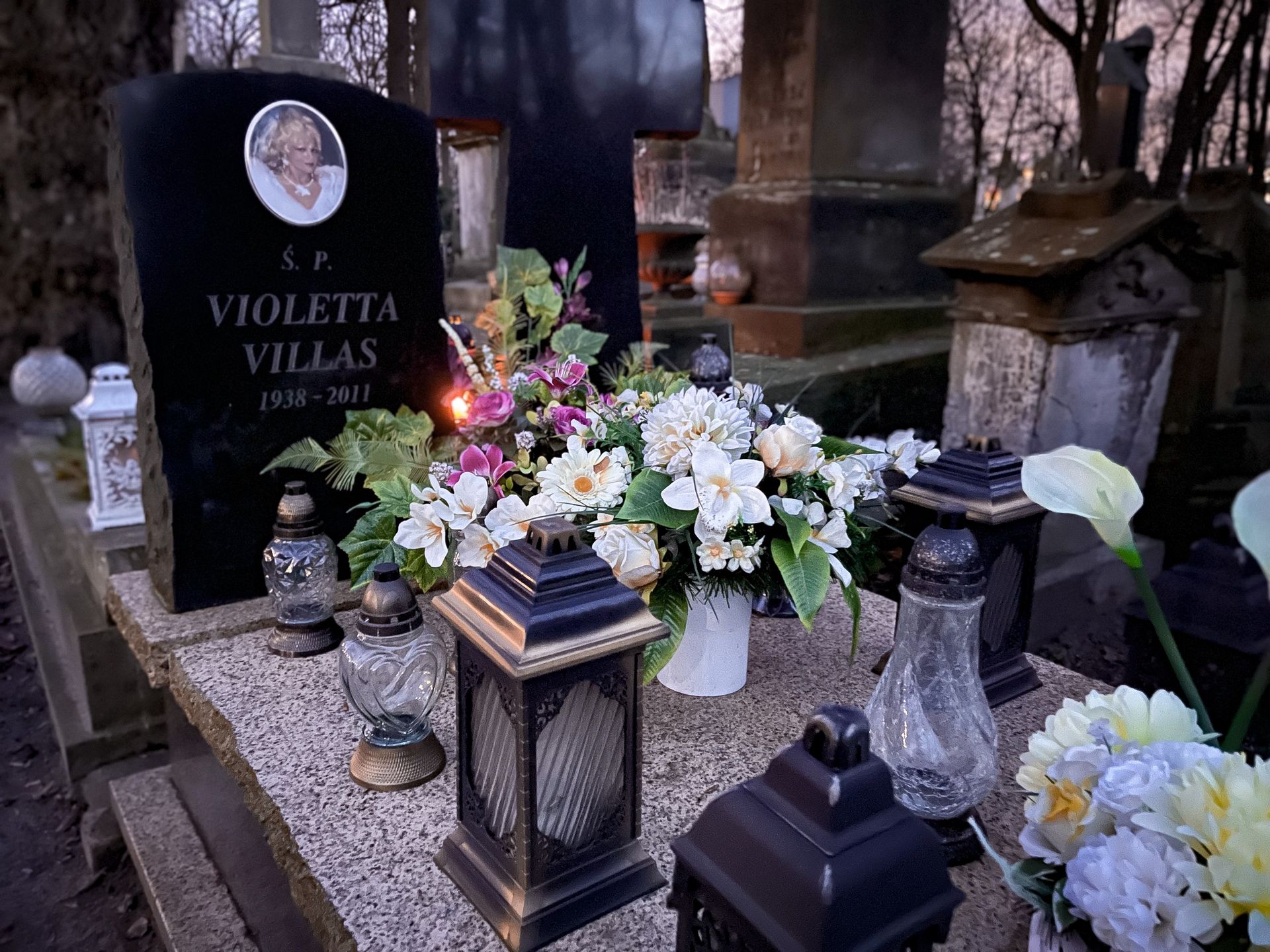 Grób Violetty Villas. Zdjęcia wykonane 5 grudnia 2021 r.