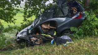 BMW uderzyło w drzewo. 24-latek w stanie zagrażającym życiu trafił do szpitala