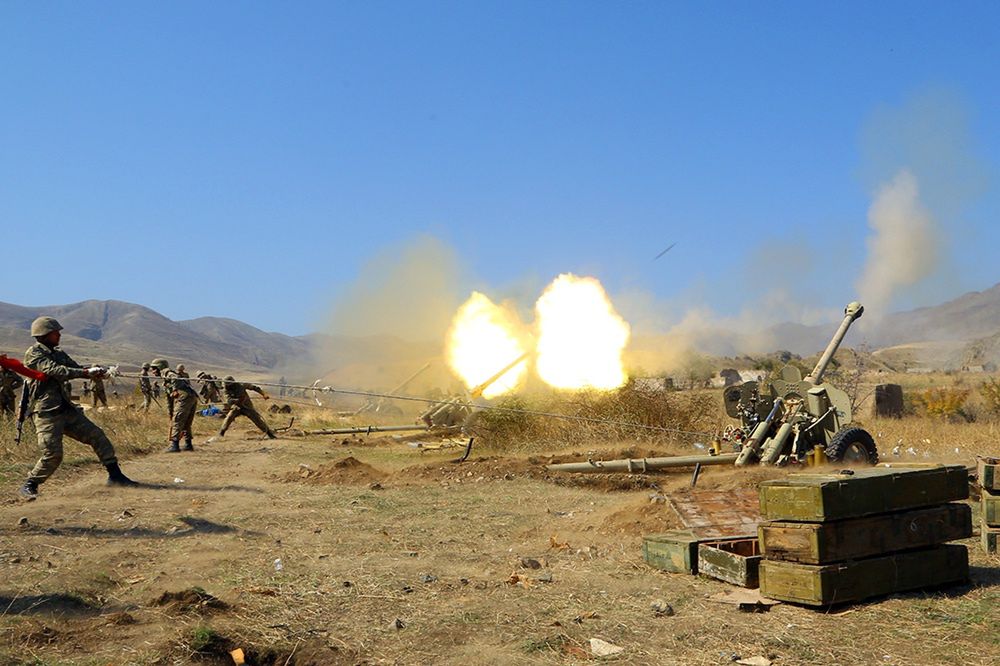 Azerbejdżańskie haubice wystrzeliwujące amunicję w kierunku pozycji ormiańskich. Zdjęcie ilustracyjne