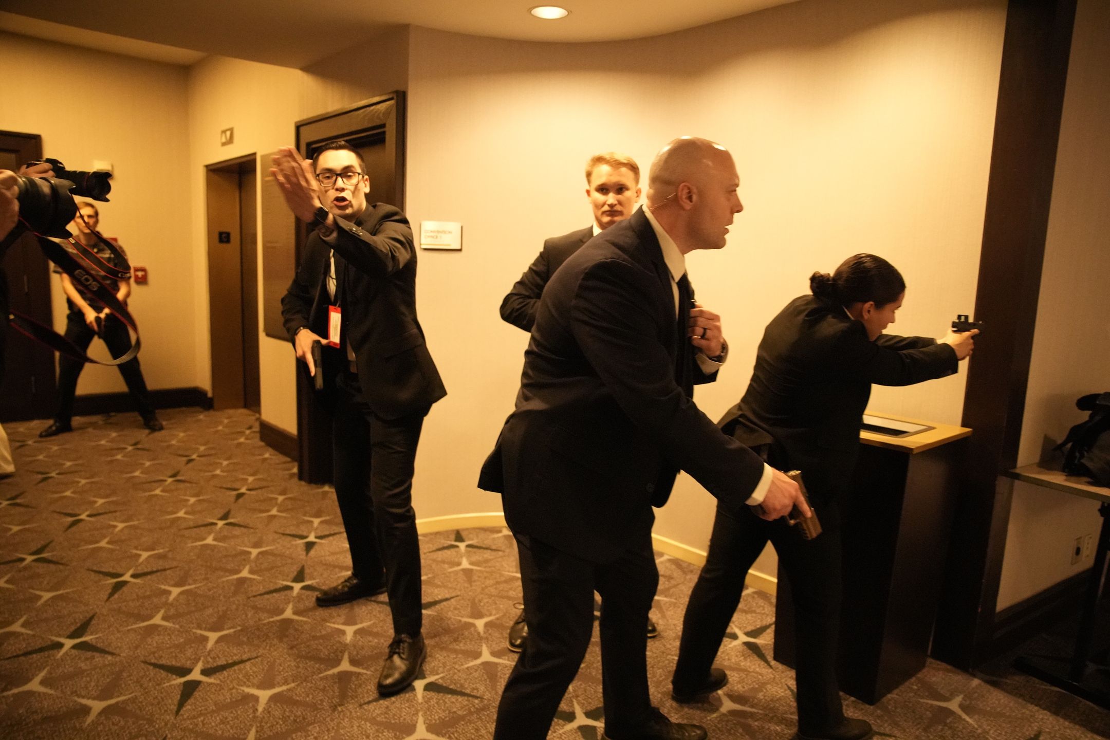 epaselect epa12914366 Security personnel stand on alert after hearing shots fired at the White House Correspondents' Association Dinner, where US President Donald Trump and First Lady Melania Trump are attending in Washington, DC, USA, 25 April 2026. Attendees, including US President Donald Trump, were evacuated at the White House Correspondents? Dinner after shots were fired at the venue. EPA/Yuri Gripas / POOL Dostawca: PAP/EPA.