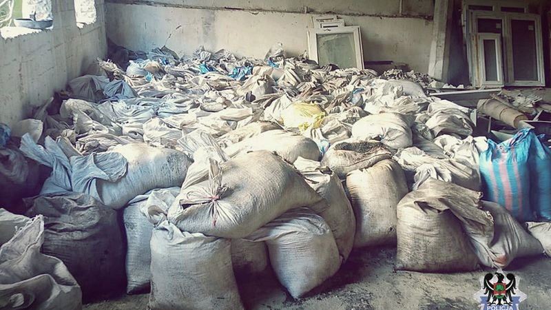 43- latek z Wałbrzycha wykopał na swojej posesji 5 ton węgla. Posiadał również profesjonalną kruszarkę.