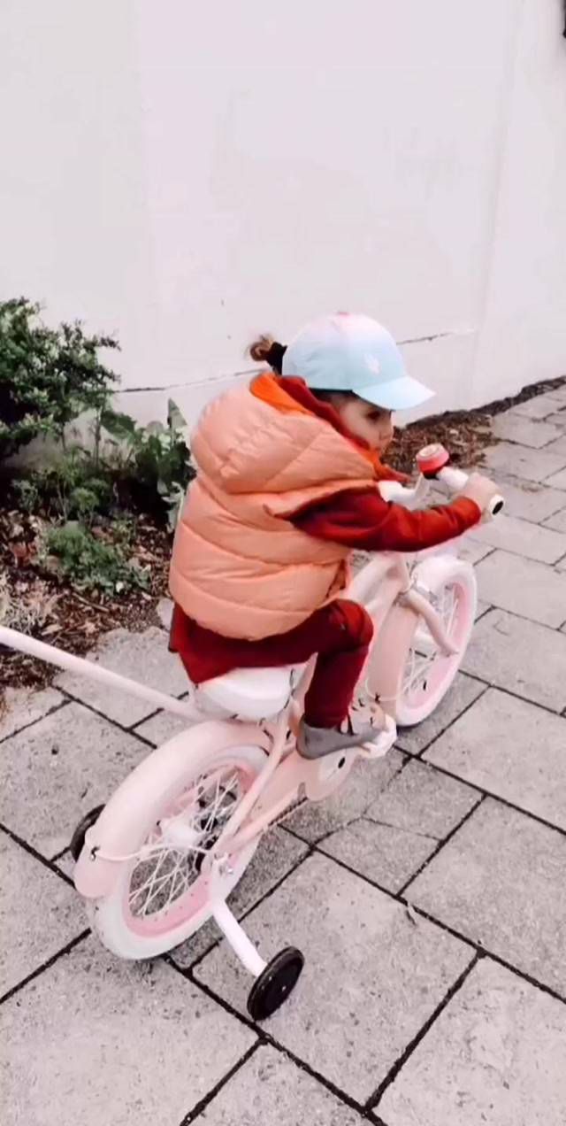 Klara Lewandowska uczy się jeździć na rowerze