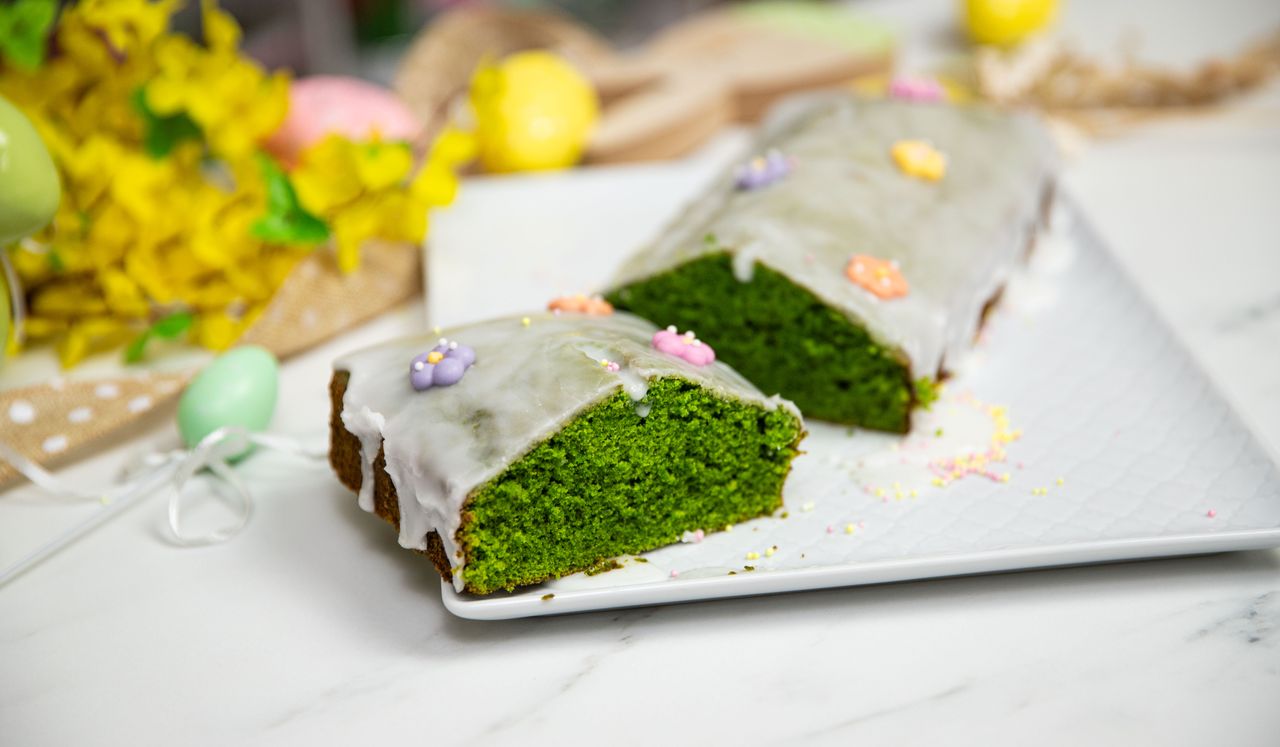 Ta wielkanocna babka zachwyca zielonym kolorem. Zrobisz ją bez sztucznych barwników