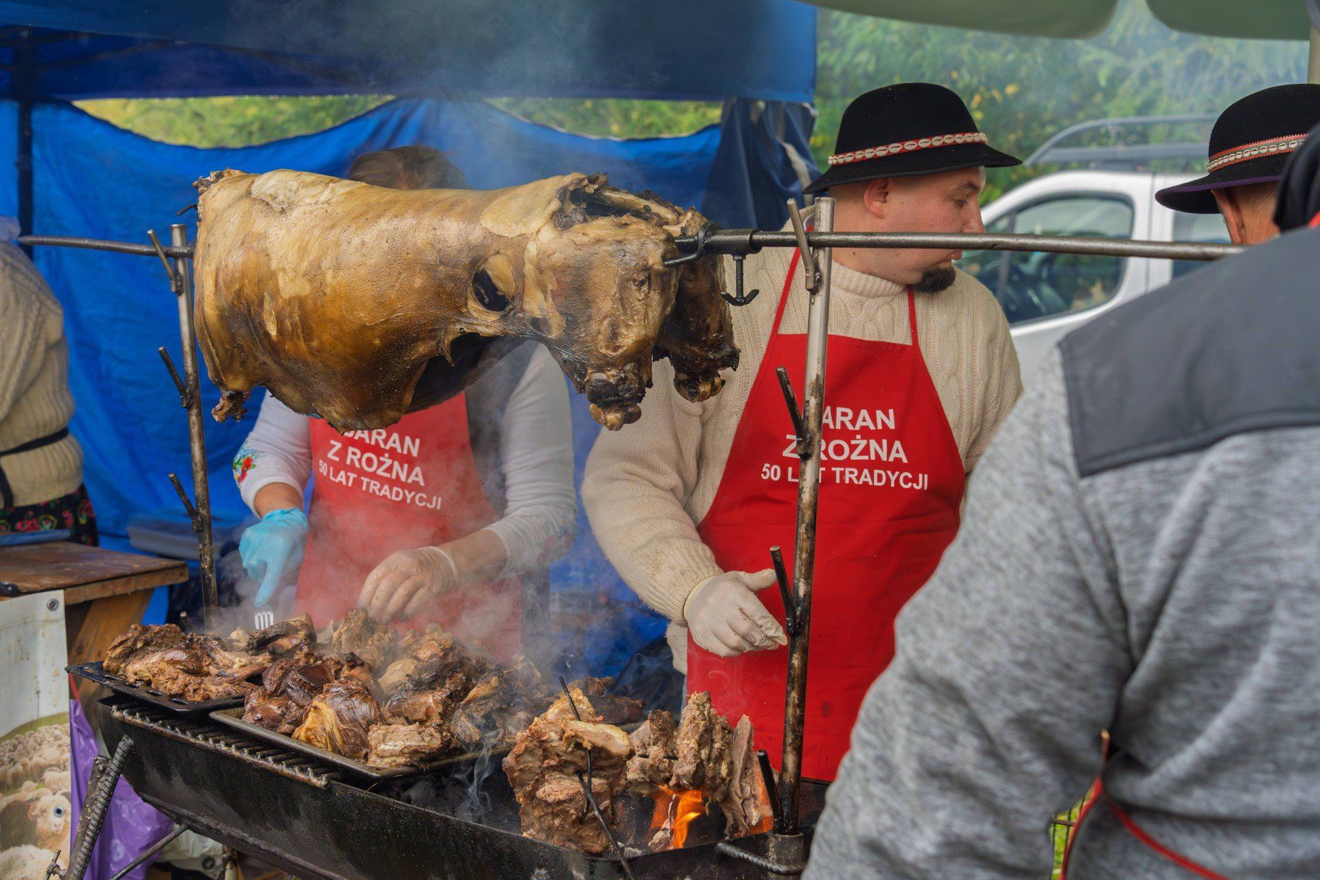 Współcześnie redyki to imprezy z szeroką ofertą atrakcji, także gastronomicznych. To dobra pora na spróbowanie np. baraniny po góralsku.
