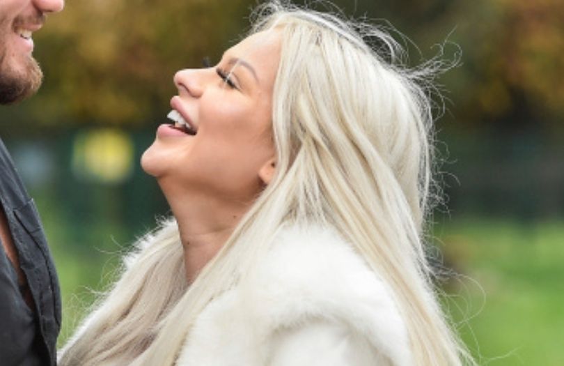 Ewel0na wtula się w nowego chłopaka podczas ustawki z paparazzi