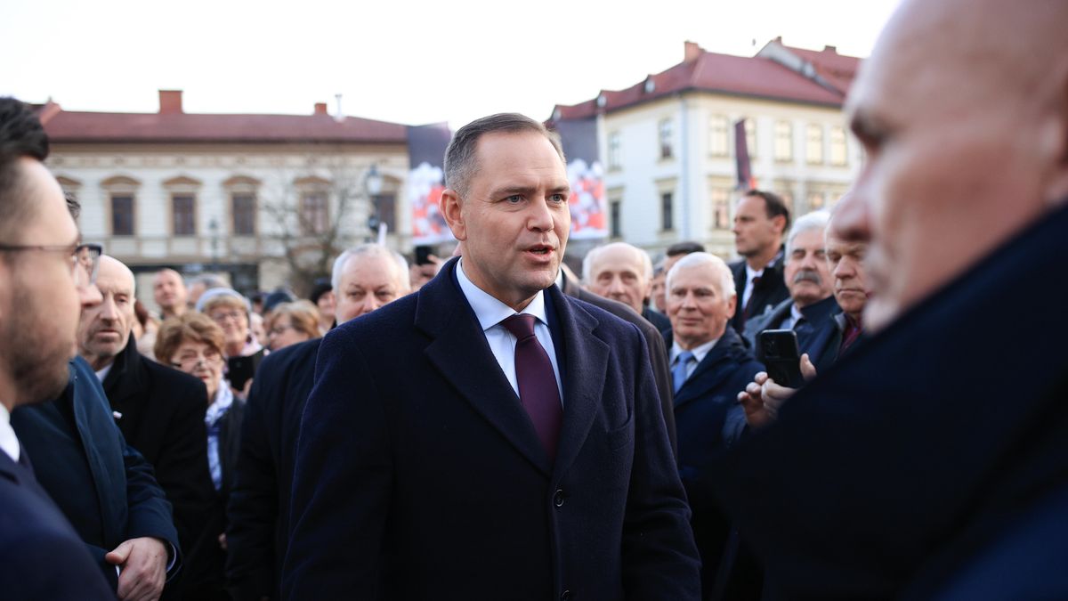 Wadowice, 02.04.2025. Wybory Prezydenta RP 2025 - kampania. Kandydat Komitetu Obywatelskiego, popierany przez Prawo i Sprawiedliwość, prezes Instytutu Pamięci Narodowej Karol Nawrocki (C) składa kwiaty przed pomnikiem papieskim w Wadowicach, 2 bm. Trwają obchody 20. rocznicy śmierci św. Jana Pawła II. (sko) PAP/Jarek Praszkiewicz